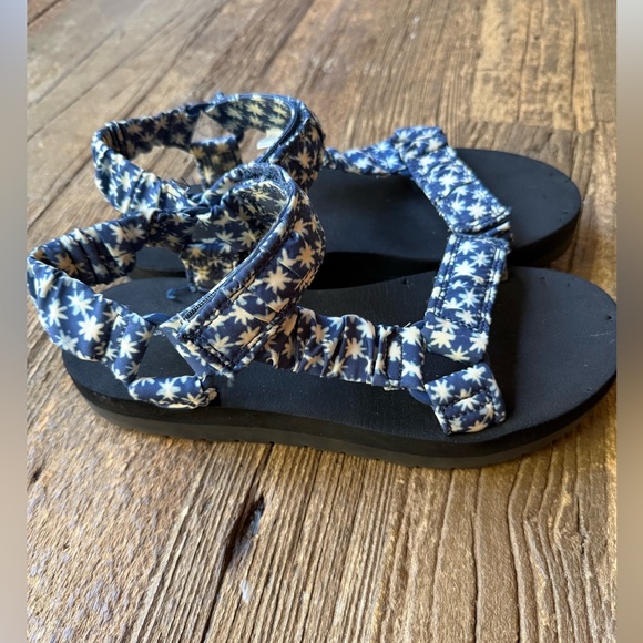 Universal Thread Shoes - Universal Thread Slip-On Sandals Size 9